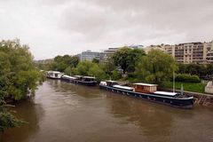 Une maison accostée le long des quais ... - Batiweb