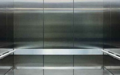 Ascenseur Schindler 2400 : spacieux et rapide, l’ascenseur des établissements recevant...