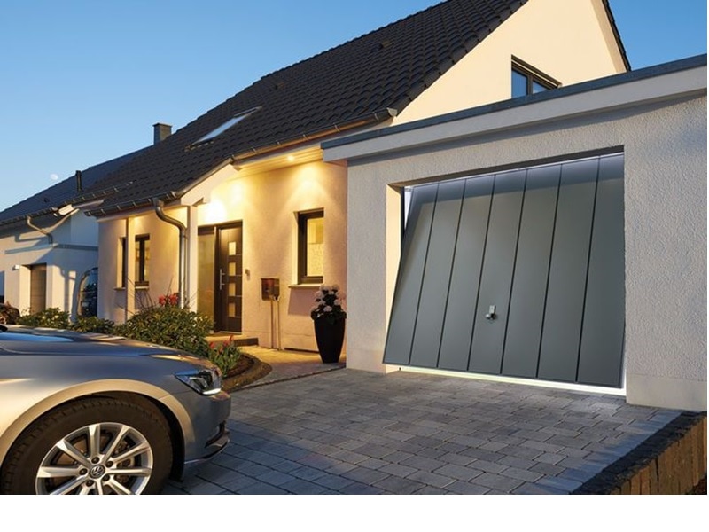 Porte basculante en acier assortie à la façade - Batiweb