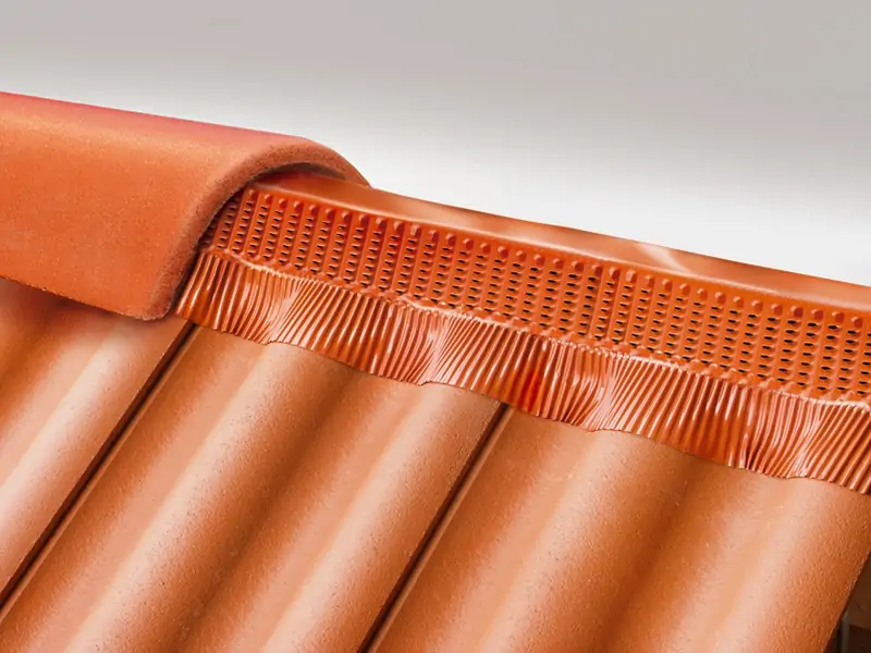 Closoir de faîtage ventilé assurant l’étanchéité et l’aération d’un toit en Haute-Savoie