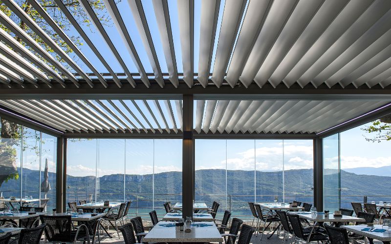 Pergola bioclimatique aluminium et fermetures latérales série 7300 - Batiweb