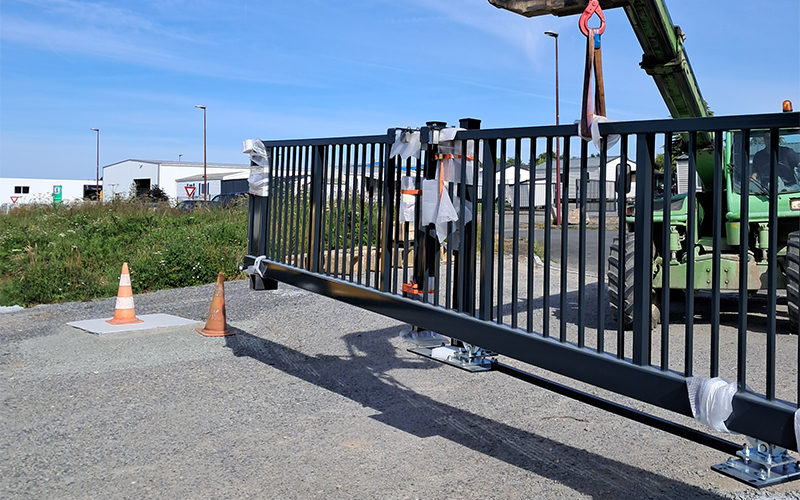Nouvelle option "Prêt à poser" : 50% de gain de temps lors de la pose des portails autoportants ALLIX® - Batiweb