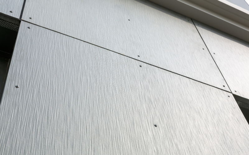 Panneaux de bardage en fibres-ciment à finition structurée Hardie® Architectural Panel - Batiweb