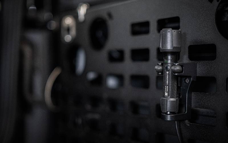 Lampe torche LED rechargeable P5R PRO : robuste, avec lumière blanche naturelle - Batiweb