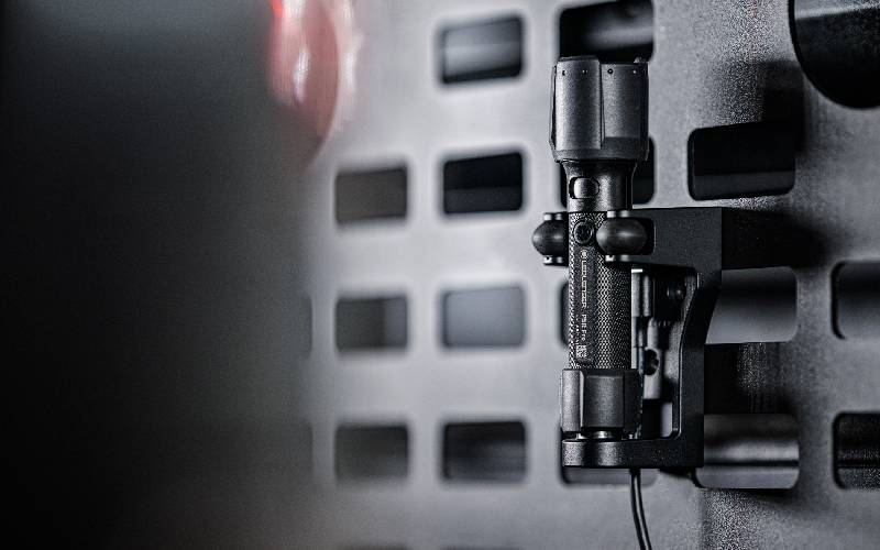 Lampe torche LED rechargeable P5R PRO : robuste, avec lumière blanche naturelle - Batiweb
