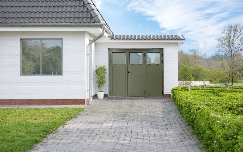 Vantal Confort : porte de garage à ouverture battante - Batiweb