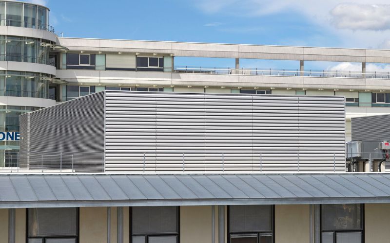 Linius : Bardage à ventelles filantes en aluminium - Batiweb