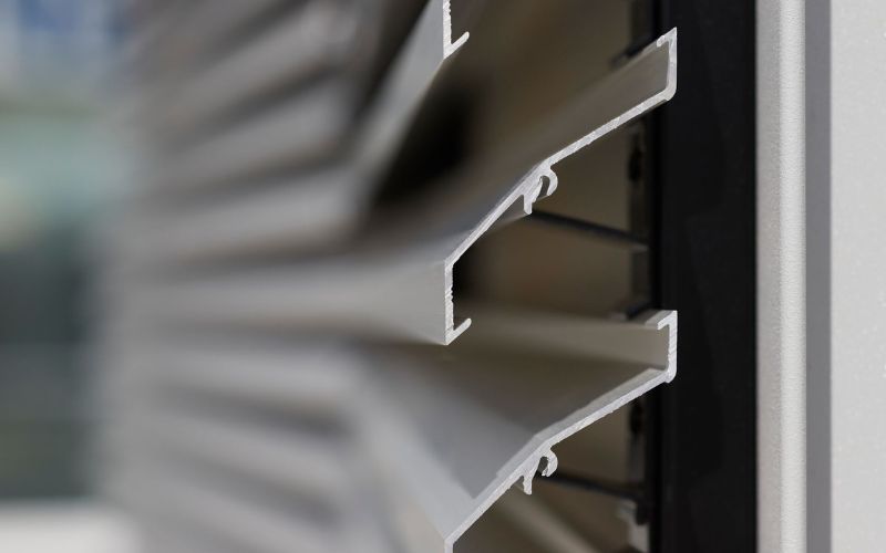 Linius : Bardage à ventelles filantes en aluminium - Batiweb