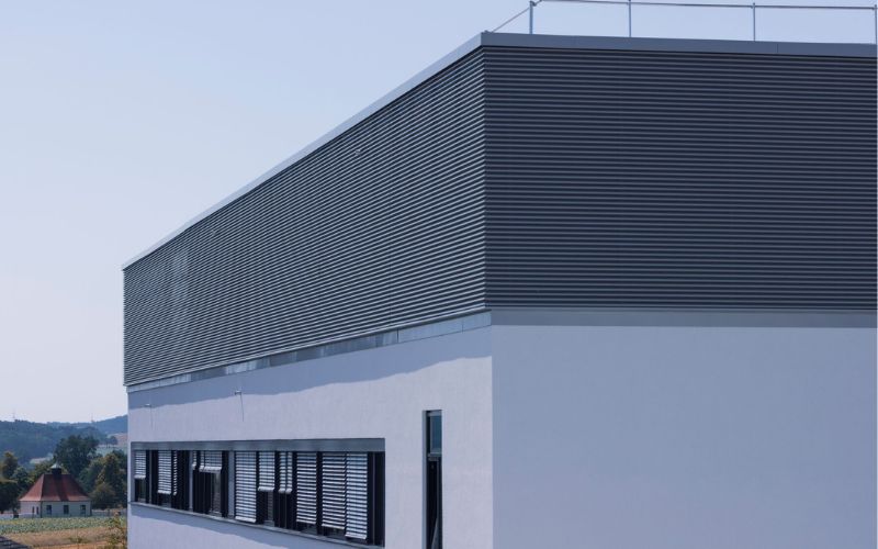 Linius : Bardage à ventelles filantes en aluminium - Batiweb