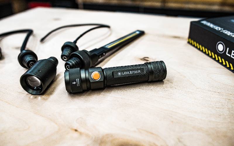 Lampe multifonction rechargeable Workers Friend : 4 solutions d'éclairage en un seul système - Batiweb