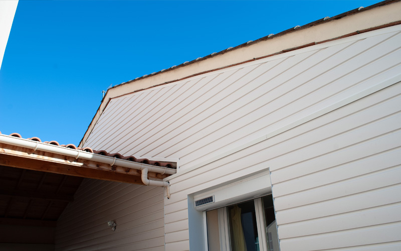 MONOLAP : un bardage PVC mono-paroi aspect bois - Batiweb