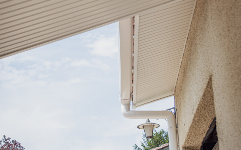Lambris de sous-toiture PVC : une finition durable pour les débords de toit - Batiweb