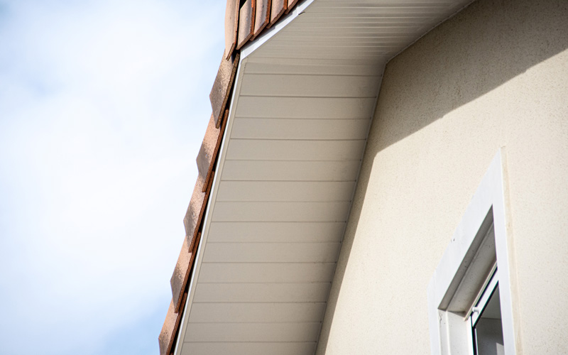 Lambris de sous-toiture PVC : une finition durable pour les débords de toit - Batiweb
