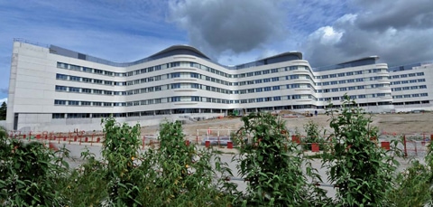 Celtys réalise la façade du Centre Hospitalier de Bretagne Sud avec le ciment blanc de Lafarge - Batiweb