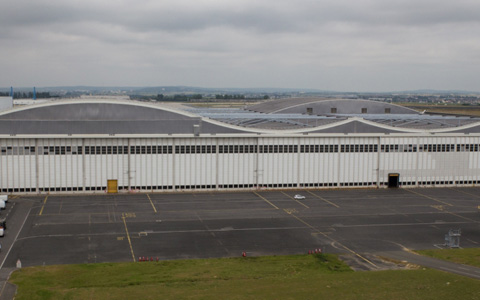REPORTAGE VIDÉO : Rénovation rapide de l’étanchéité de toiture du hangar de maintenance d’Air France à Roissy-Charles-de-Gaulle avec la membrane Firestone RubberGard™ EPDM - Batiweb