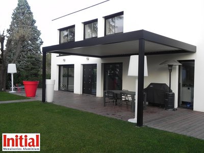 Pergola bioclimatique Vision d’INITIAL – Qualité, design et grandes dimensions Batiweb Pergola bioclimatique Vision d’INITIAL – Qualité, design et grandes dimensions Batiweb