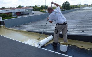 Rénovation des étanchéités type PVC, EPDM, FPO en toitures-terrasses avec l'étanchéité résine Kemperol® - Batiweb