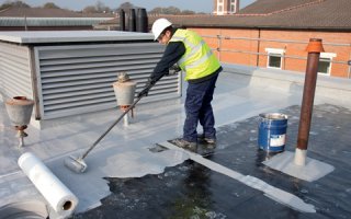 Rénover un toit-terrasse bitume avec  l’étanchéité résine Kemperol® - Batiweb