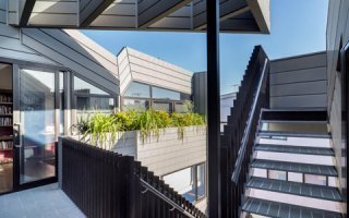 La façade zinc en profil à emboîtement : un système structuré et élégant