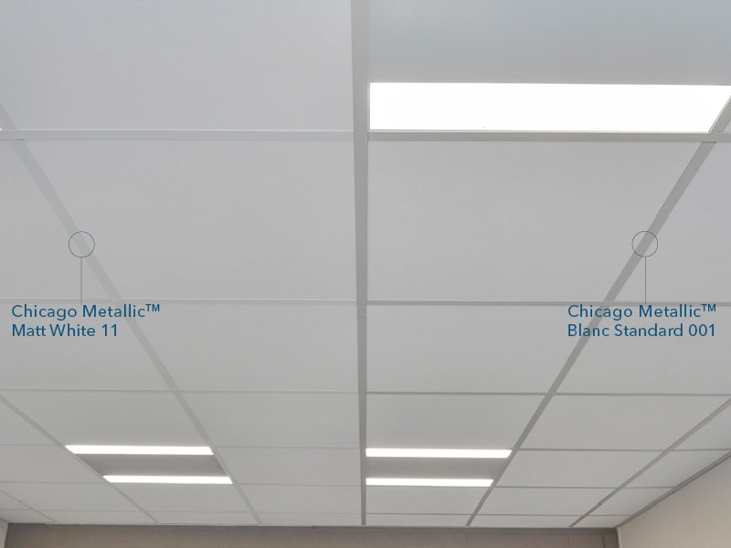 Un plafond quasi-monolithique avec Rockfon Blanka® et Chicago Metallic™ Matt White 11 - Batiweb