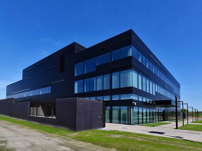 Les portes à ventelles et le revêtement de façade confèrent un caractère expressif au complexe EnergyVille2 Batiweb Les portes à ventelles et le revêtement de façade confèrent un caractère expressif au complexe EnergyVille2 Batiweb