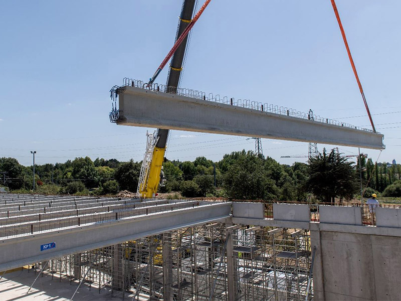 Sur le chantier du CREPS de la région des Pays de la Loire : un planning serré pour la pose rapide de 19 poutres précontraintes très grandes portées - Batiweb