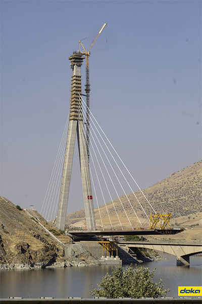 Le pont de Kömürhan fait 660 m de long et 24 m de large.