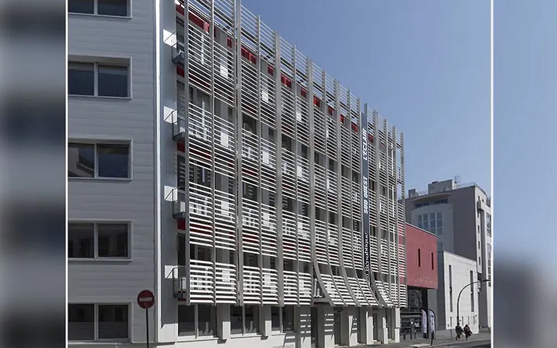 Une protection solaire architecturale pour une maison d’édition française - Batiweb