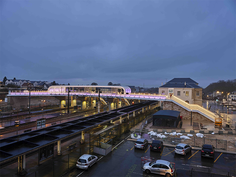 Avec les main-courantes Crosilux® LED de CROSO France, la gare de Chartres se refait une beauté - Batiweb