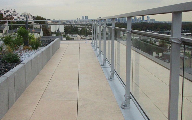 Rendez accessibles vos toitures-terrasses. Durablement. Panorama®, système de garde-corps pour toiture-terrasse accessible, par dani alu. - Batiweb