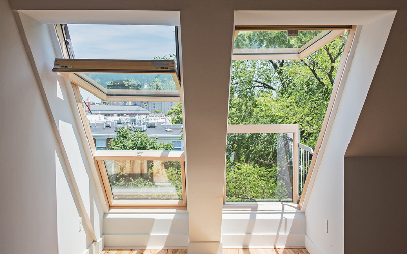Transformez votre fenêtre de toit en balcon en un seul geste - Batiweb