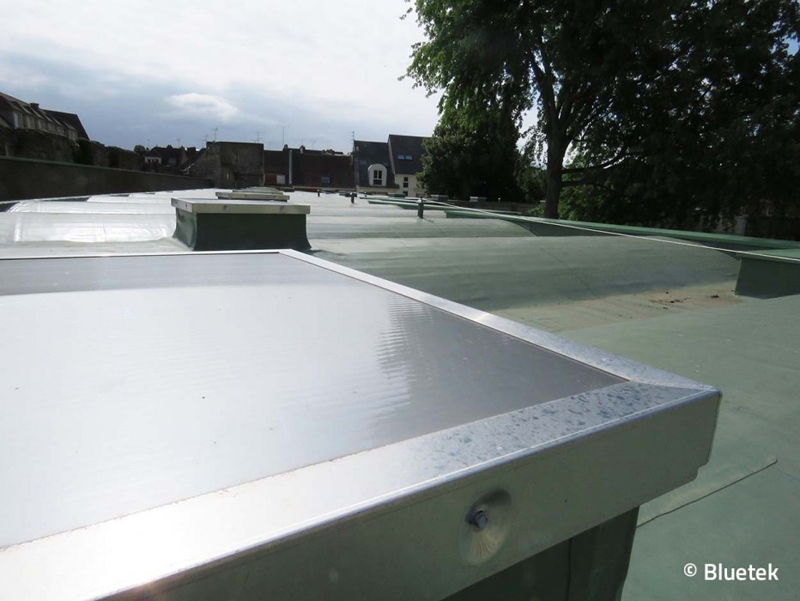 Vue sur remplissage polycarbonate Pearl Inside d’un lanterneau de toiture – juin 2021