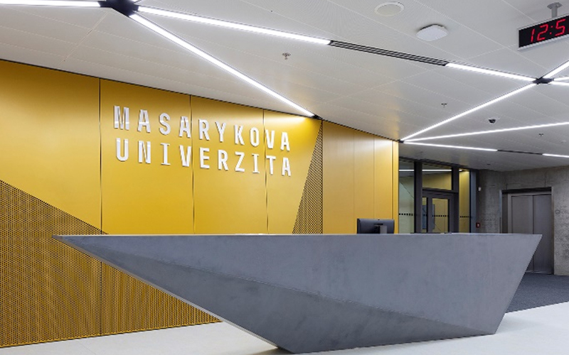 La faculté de Médecine de l’Université Masaryk de Bro (République Tchèque) habille son Centre de Simulation de solutions plafond « Métal » et « Fibre Minérale » - Batiweb