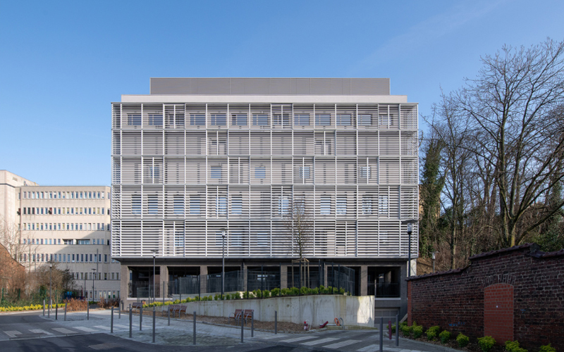 Une protection solaire architecturale pour le campus New-Tech des hôpitaux Iris bruxellois - Batiweb