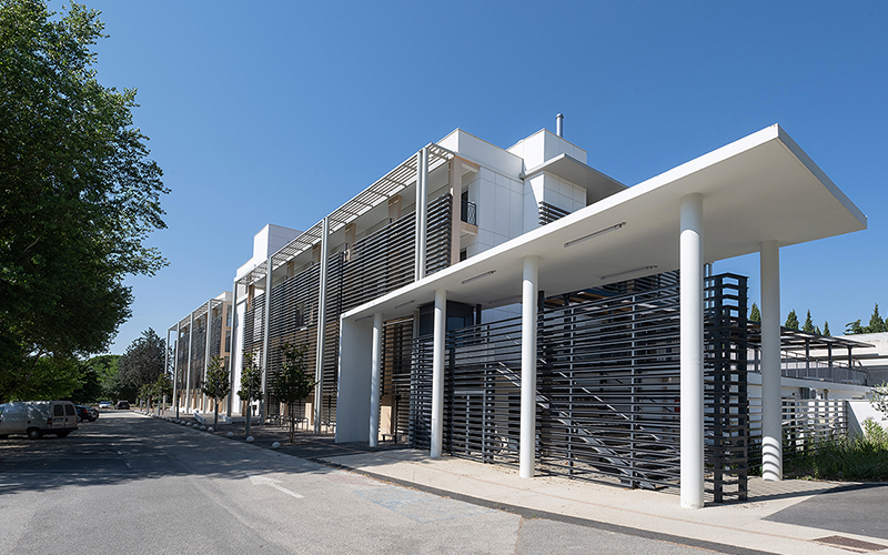 Brise-soleil architectural pour l’Institut d’Administration des Entreprises (IAE) à Puyricard - Batiweb