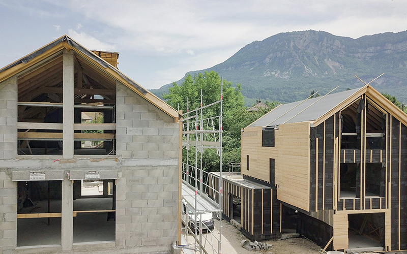 Powerwall : une isolation soignée pour deux imposantes maisons en Savoie - Batiweb