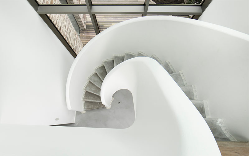 Création en staff Placo® d’un escalier sur voûte sarrasine : la signature architecturale intérieure d’une maison bretonne - Batiweb