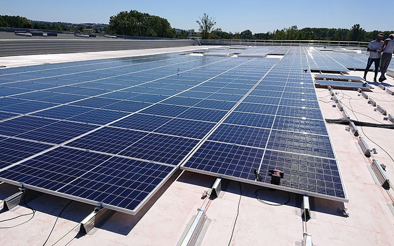 Toitures photovoltaïques : les solutions EPDM et TPO d'ELEVATE, réponses aux défis énergétiques d'aujourd'hui et de demain - Batiweb