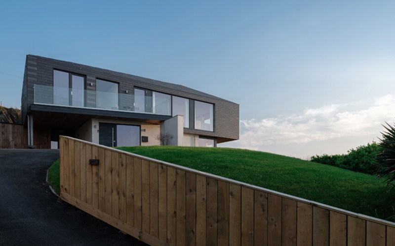 Une maison en ardoise naturelle face à la mer au Pays de Galles - Batiweb