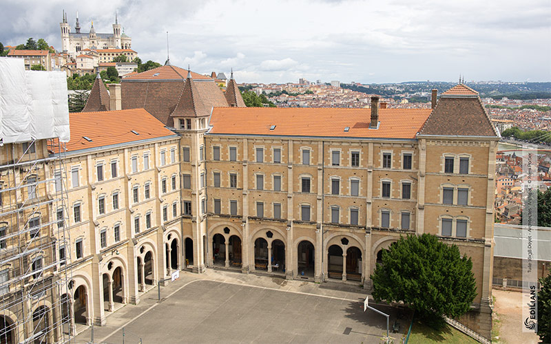 Restauration Patrimoniale d'Exception : EDILIANS sublime la toiture historique du Lycée Saint-Just à Lyon avec ses tuiles PLATE 16x38 Doyet - Batiweb