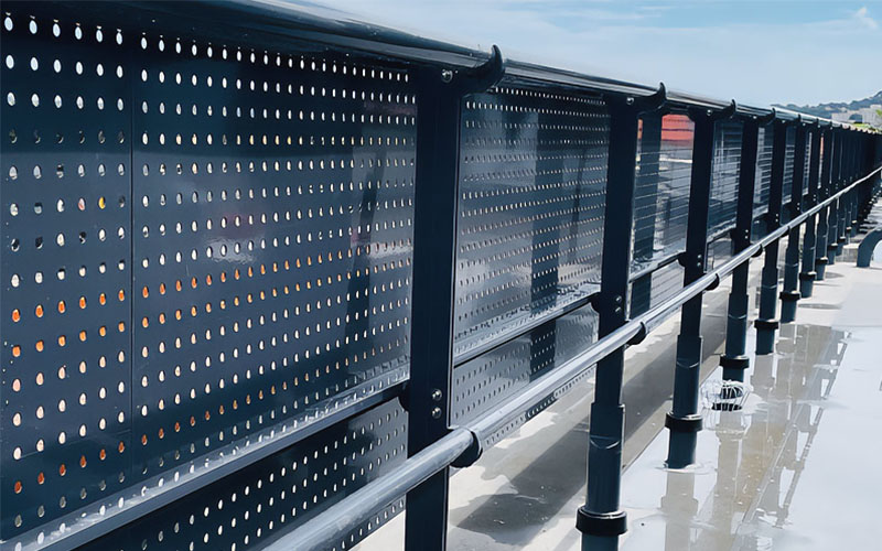 Barrial® décor : système de garde-corps décoratif pour toiture-terrasse technique - Batiweb