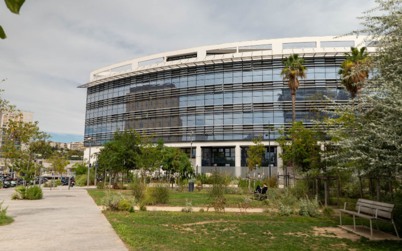 Brise-soleil DUCO : confort thermique au lycée Paul Augier - Batiweb