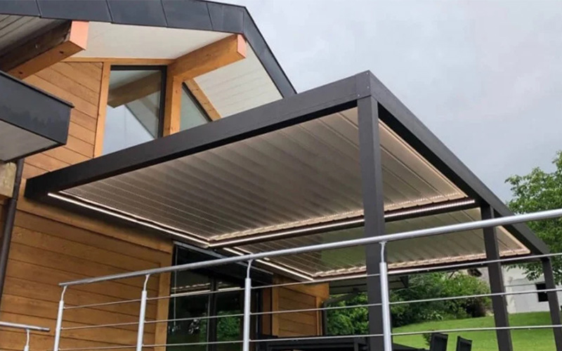 Pergola bioclimatique Usine-Online : alliance entre confort et design pour votre extérieur - Batiweb