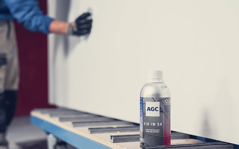 Un silicone parfaitement compatible pour coller les miroirs et verres laqués - Batiweb