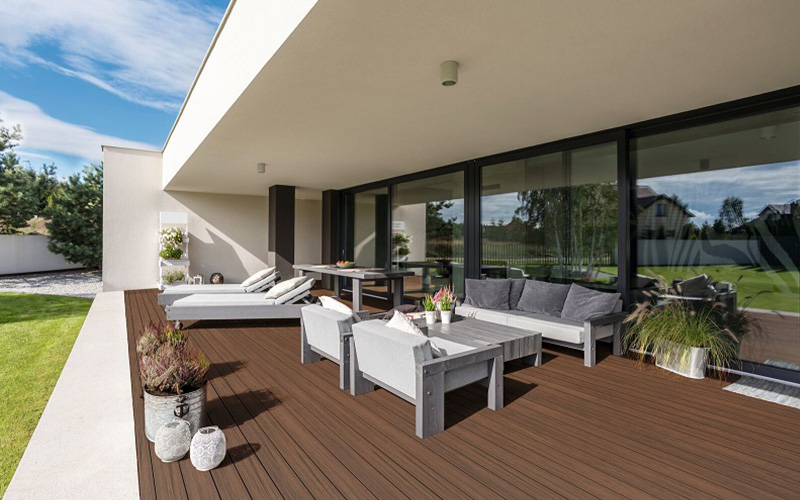 Imaginez un lieu de vie chaleureux avec la lame de terrasse Majestic Massive Pro - Batiweb