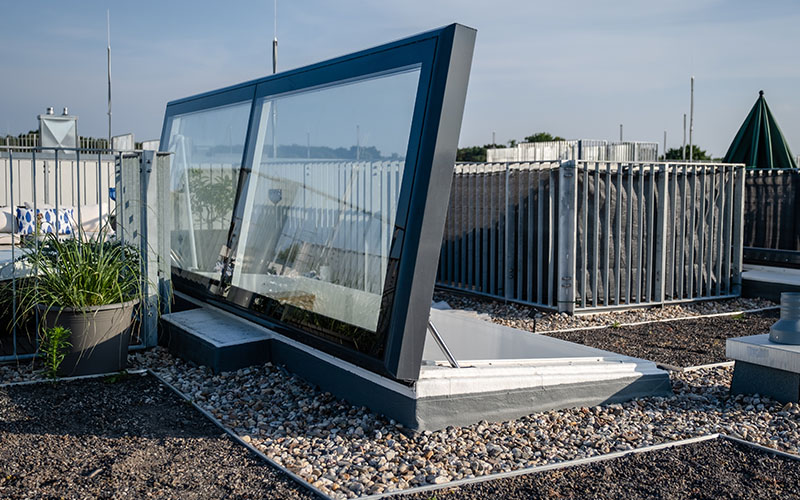 Le printemps commence sur le toit-terrasse avec LAMILUX Flat Roof Access Hatch - Batiweb
