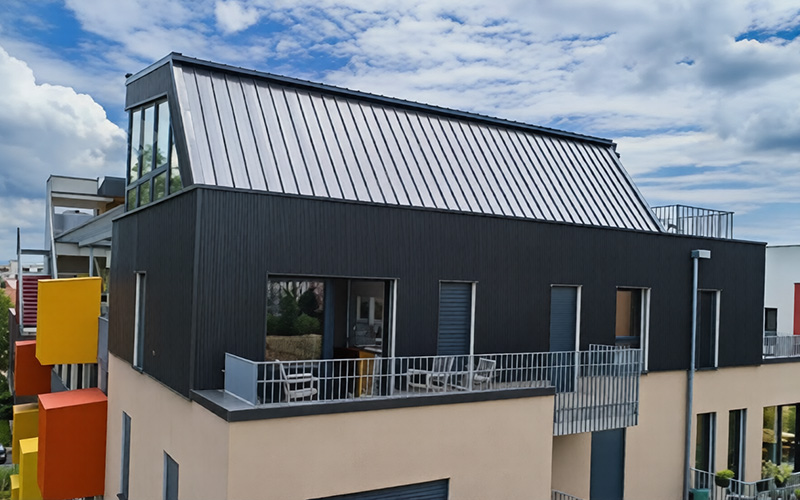 Ultra X : un revêtement acier durable pour toitures et bardages par Joris Ide - Batiweb