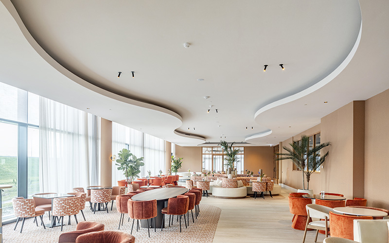 Knauf Ceiling Solutions lance ELEGANZA, un plafond minéral à finition monolithique - Batiweb